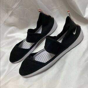 Nike Black and White Women's Athletic Shoes